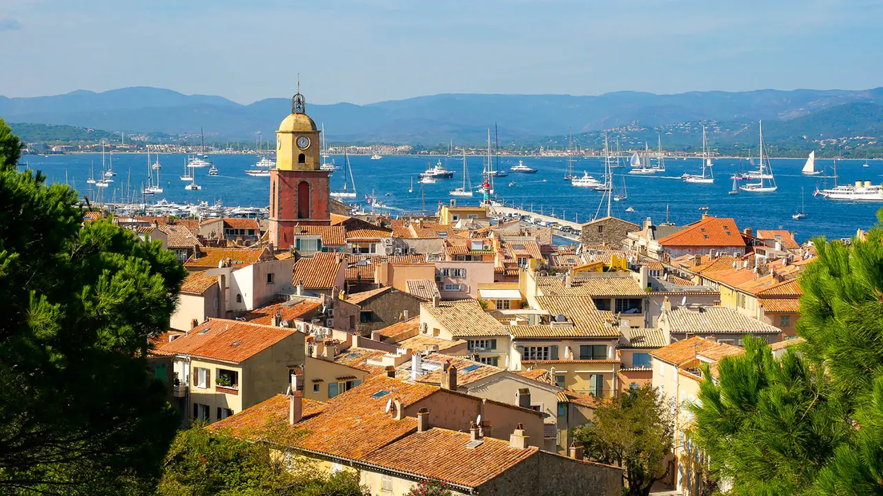 Catamaran ou Trimaran : quel bateau choisir pour explorer le Golfe de Saint-Tropez ?